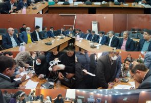 بمناسبت هفتمین روز از  ایام الله دهه فجر میز خدمت جمعی از مدیران کل استانی با مردم دهلران برگزار شد